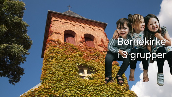 Tre piger sitter på et tårn dækket af klatreplante