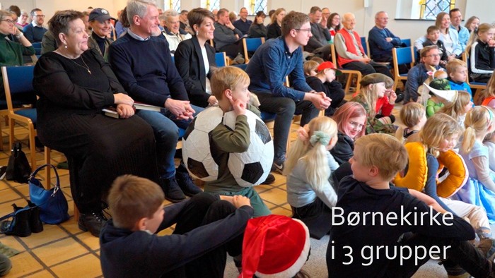 En gruppe børn og voksne samles i en kirke, hvor børnene spiller fodbold.