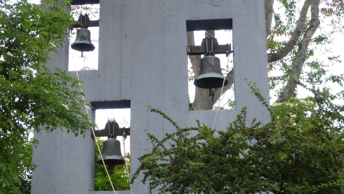 Der Turm hat drei Glocken in Öffnungen.