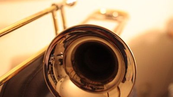 Et blæseinstrument med en metallskinnende overflade.