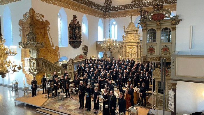 Großer Chor singt in prächtiger Kirche