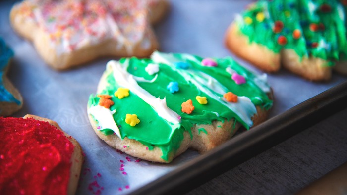 En kageplade med kager dekoreret med is og farver