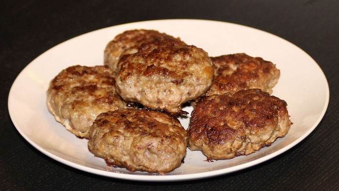 En hvid plate med kogte fugler.