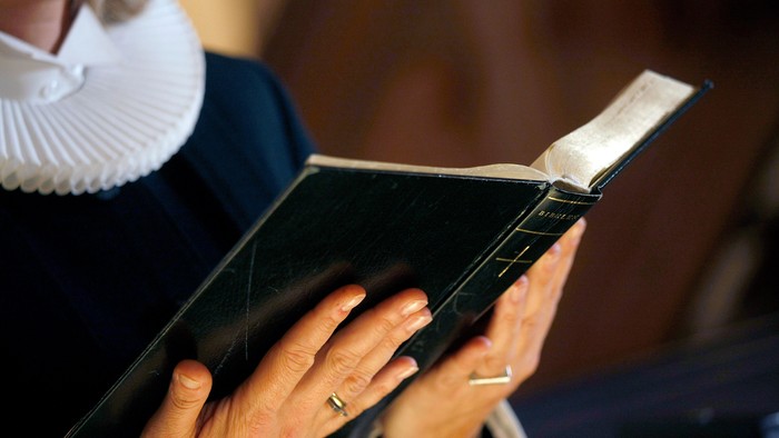 En person læser en bog.