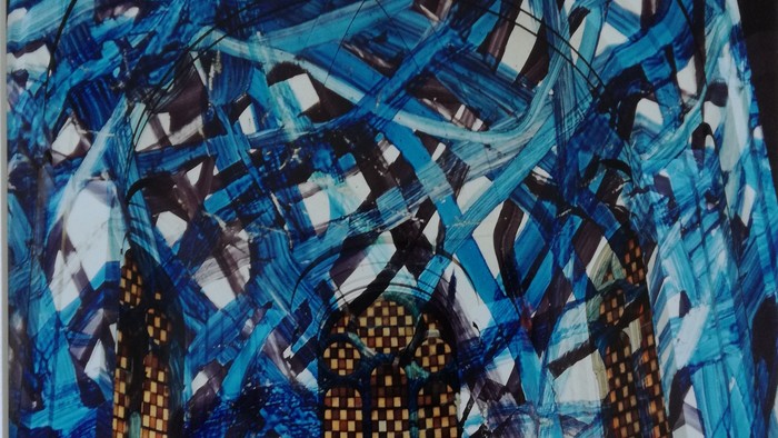 Das Bild zeigt abstrakte blaue und goldene Muster auf weißem Hintergrund