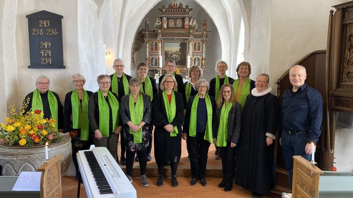 En kirkekor med 15 medlemmer og en præst i kirkegårdskirken