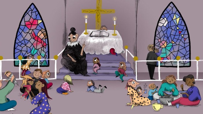 En kirkeinterior med farverige vinduer og en gruppe mennesker i bøn.