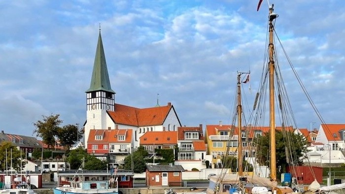 En havn med både og en kirke i baggrunden