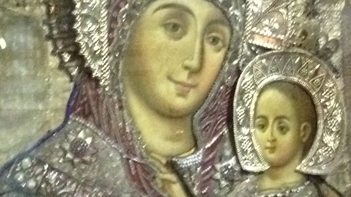 Guldplateret madonna-bild med barn.