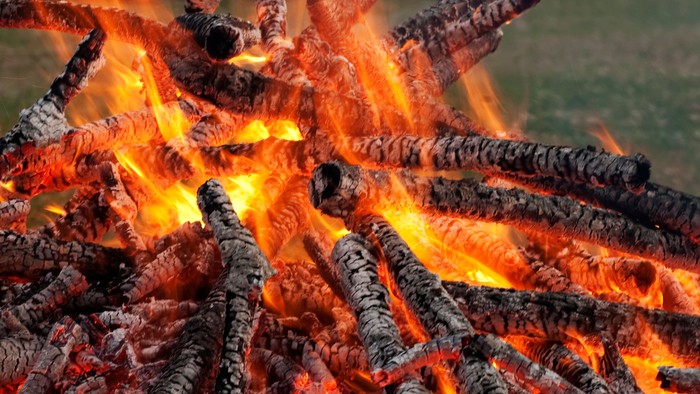 En stor bål med røg og flammer.