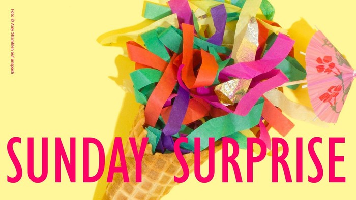 Bunter Strauß aus Papierstreifen und Regenschirm auf gelbem Hintergrund