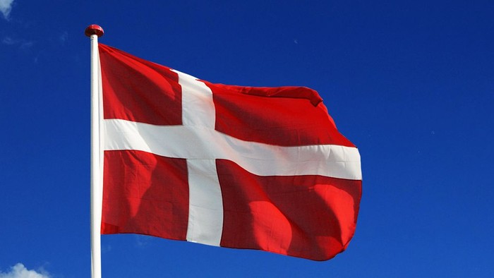 Dansk flag vimpler i blåt himmel
