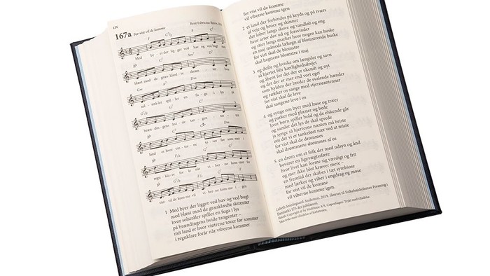 En åben bog med noter og tekst på siden