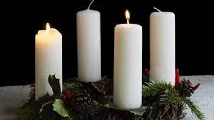 Fire candler i en adventkrans