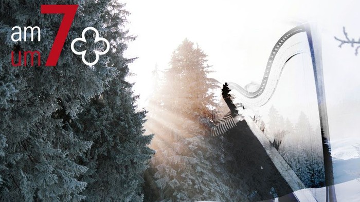 Skifahrer auf schneebedeckter Piste bei Sonnenuntergang