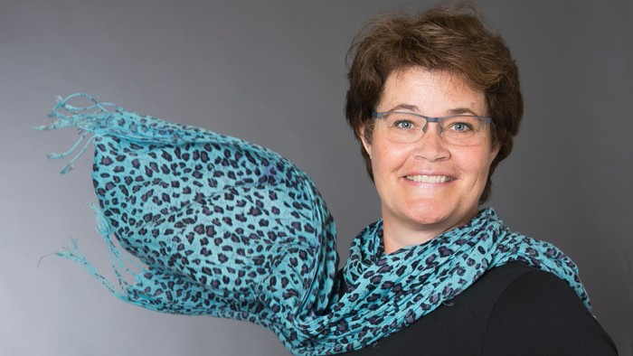 Kvinde med blå og sort skærm og briller.