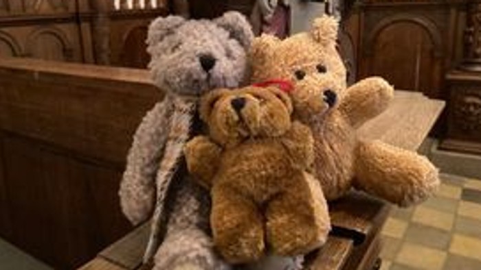 To tøjpærer sidder på bordet i køkkenet