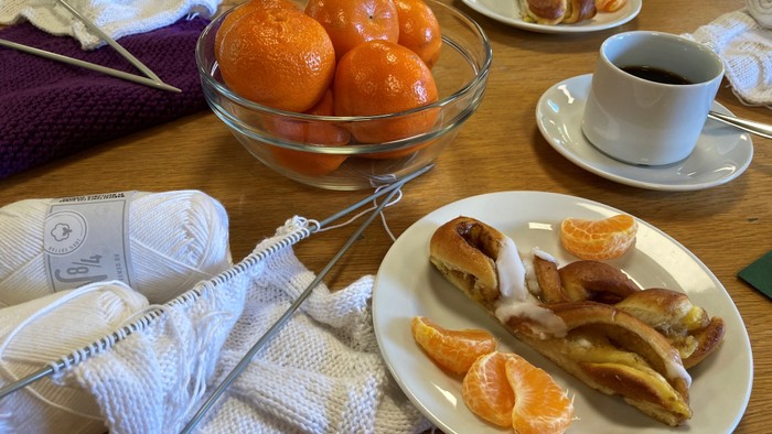 Bord med citroner, knipling og morgenmad