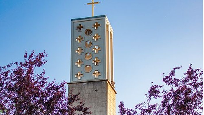 Tårn med kors og symboler i blå himmel