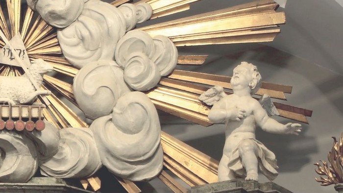 Dekorativ stuk og guld på tak