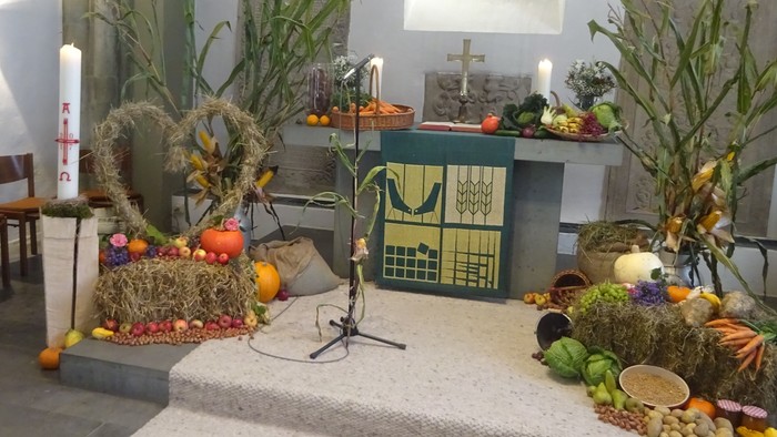 Ein geschmückter Altar in einer Kirche mit verschiedenen Früchten und Pflanzen.