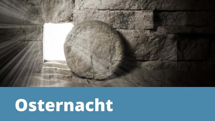 Ein großer Stein vor einem hell erleuchteten Eingang in einer Höhle