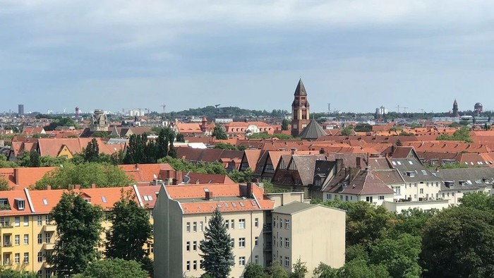 Die Stadtlandschaft mit zahlreichen Gebäuden und einem markanten Turm.