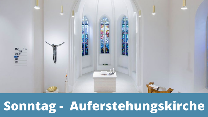 Die Kirche ist weiß mit bunten Fenster und Kreuzigungsdarstellung