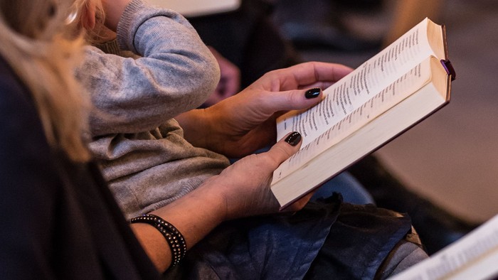 En kvinde læser en bog i en kaffebar.