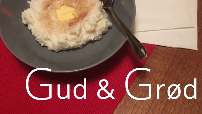 En bolle med grød og smør på en bord.