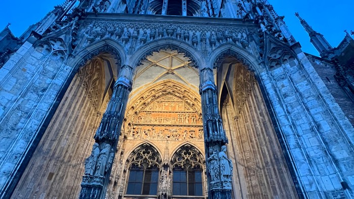 Großes gotisches Kirchenportal bei Nacht
