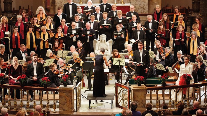 En stor kor og orkester optræder på scenen for et publikum