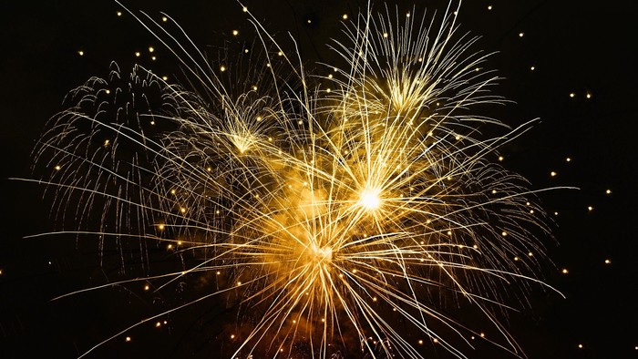 Gul fyrværkeri i nattehimmel