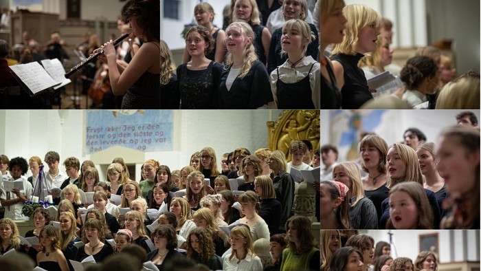 En gruppe af kvinder synger i kor.