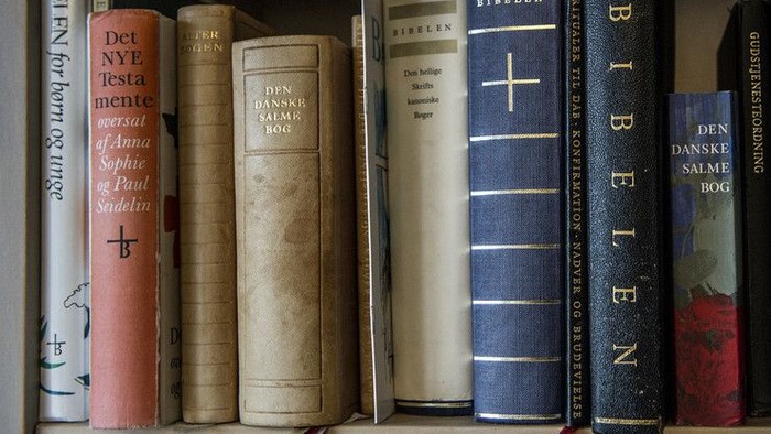 En bogshelv med bøger af Søren Kierkegaard og andre forfattere