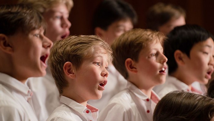 En gruppe børn synger i kor.