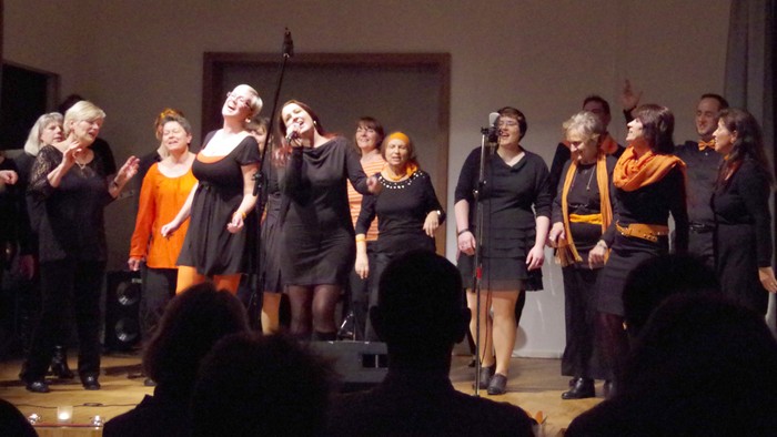 Eine Gruppe von Frauen singt auf einer Bühne