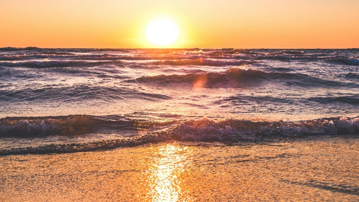En smuk solopgang over havet