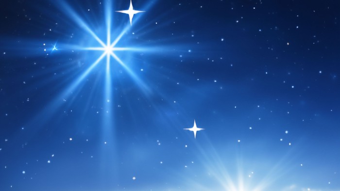 Et strålende himmelsk sceneri med klare stjerner og en glødende solstråle mod en stjerneklar nattehimmel.