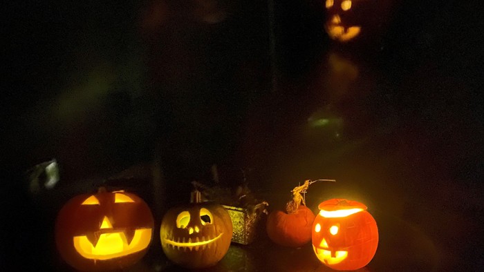 Firelykte på bord med tre skæltegrise