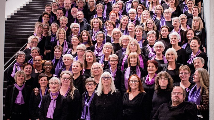 En stor gruppe af mennesker samlet på trappehal.