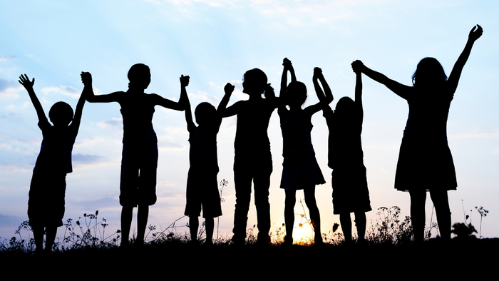 Eine Gruppe von Menschen feiert freudig bei Sonnenuntergang