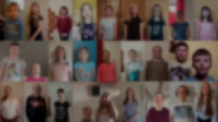 Viele Menschen in einem Videokonferenz-Meeting