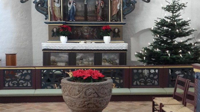 Indenrigs del af en kirke med alter og juletree