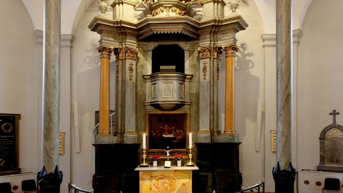 Indre del af kirke med alter og lysstake