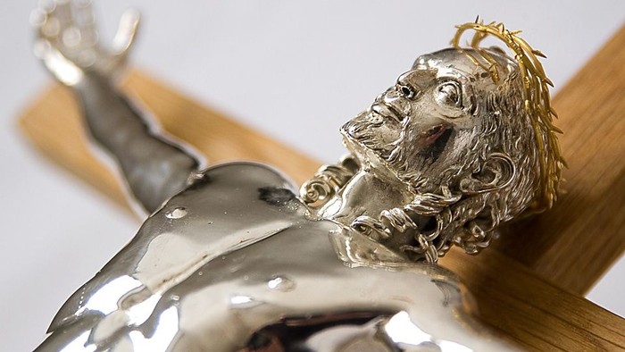 Silvr skygge af Jesus på korset