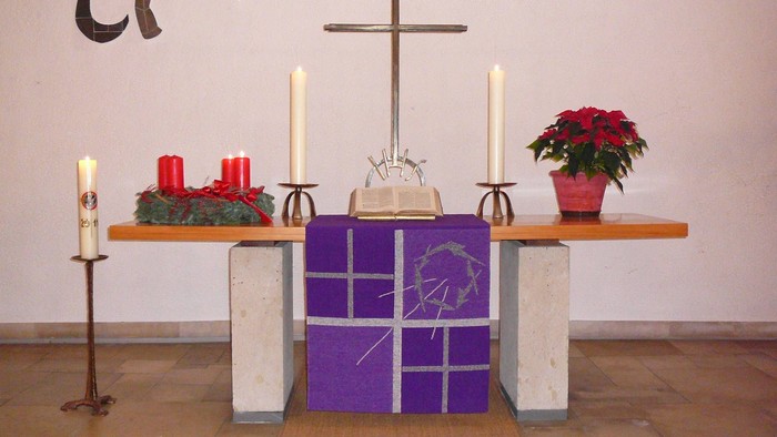 Altar der Friedenskirche mit Adventskranz