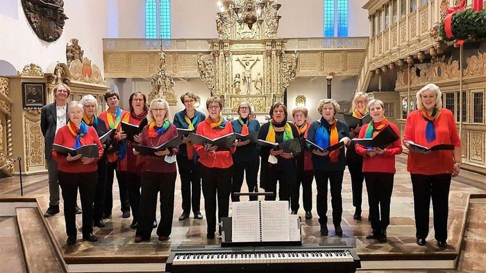 Ein Chor singt in einer Kirche