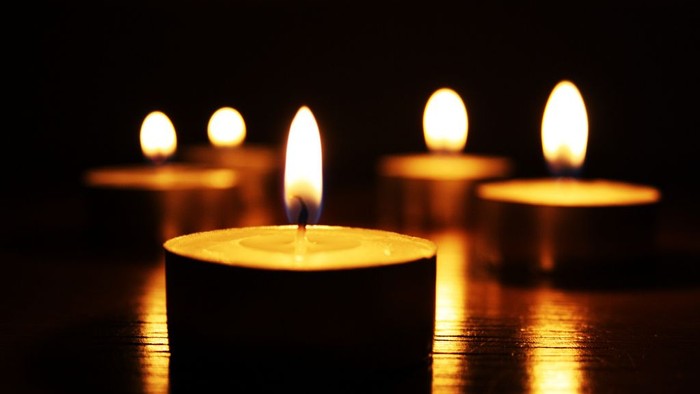 Firelyse på mørk undergrund