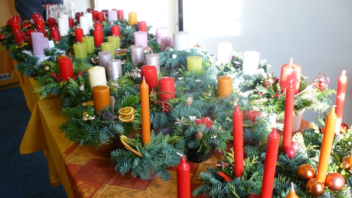 Weihnachtliche Tischdekoration mit Kerzen und Tannenzweigen